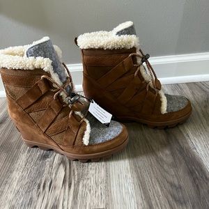 Sorel - Joan of Arctic Wedge II Cozy Boots in Camel Brown